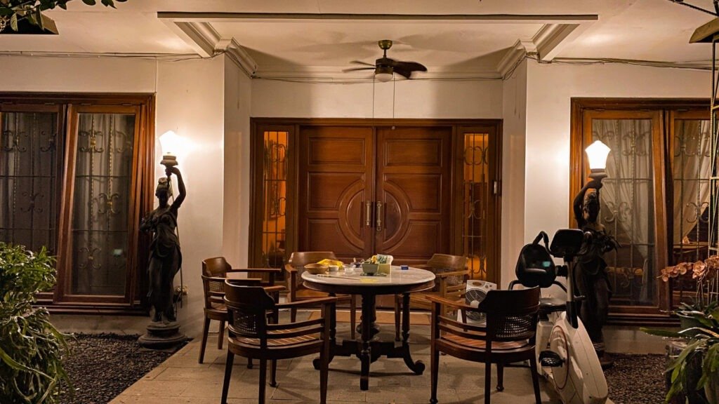 How Lighting and Furniture Work Together in Luxury Interiors?